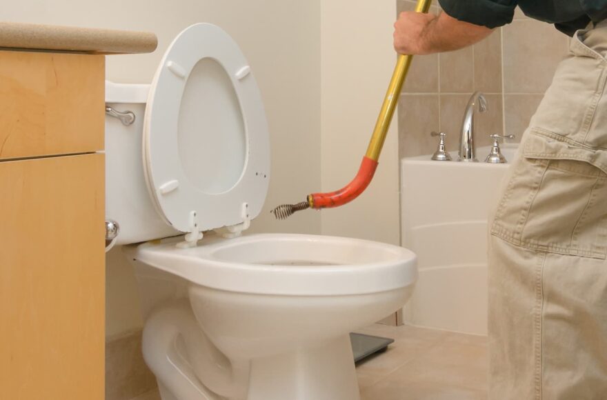 bloc wc bloqué dans toilettes