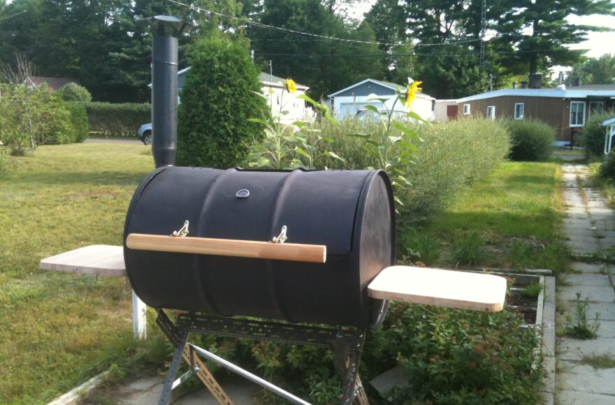Construction barbecue à couvercle
