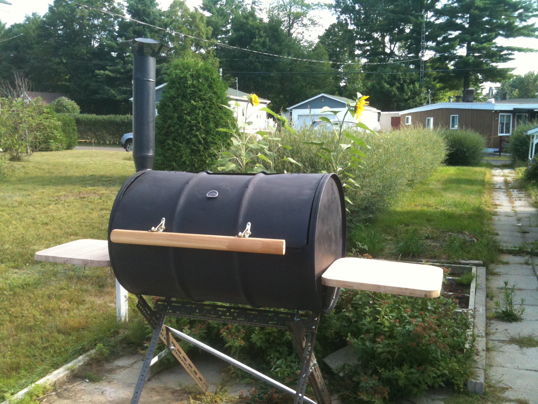 Construction barbecue à couvercle