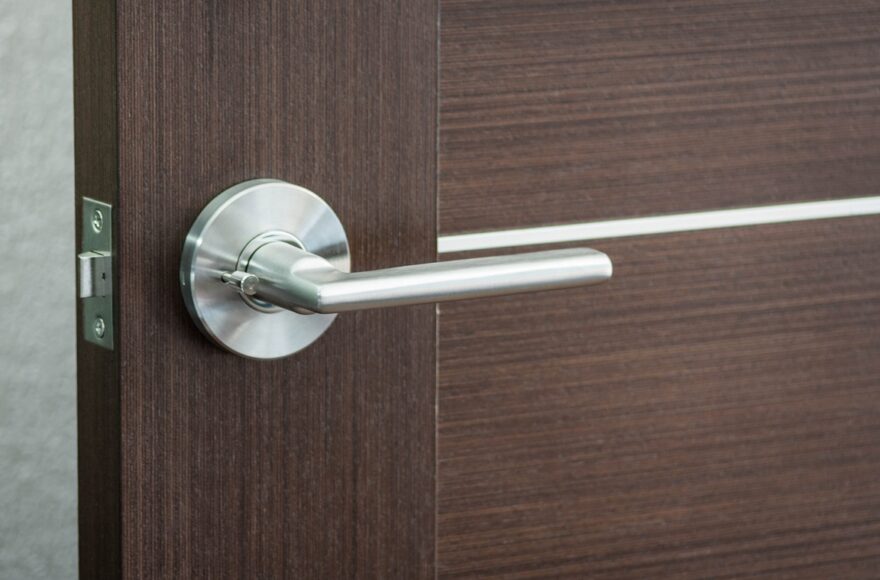 poignee de porte qui grince