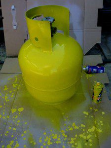 Peindre bouteille gaz en jaune