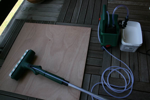 Peindre planche bois rouleau peinture électrique