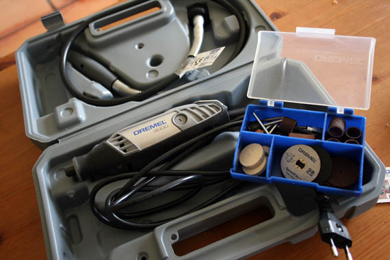 Dremel 3000 Outil Rotatif Multifonction 130W avec 15 Accessoires et 1 Sac,  Vitesse Variable 10000-33000 tr/min pour Découper, Poncer, Percer,  Nettoyer, Sculpter, Polir, Graver, Meuler : : Bricolage