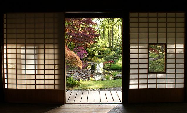 Vue fenêtre jardin japonais
