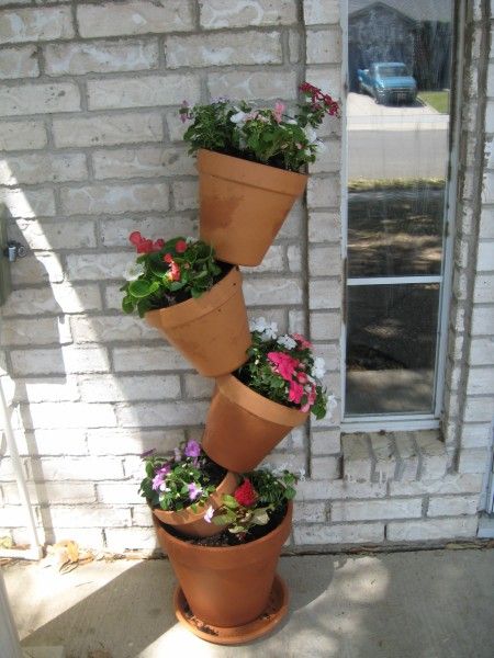 Colonne de pots de fleurs