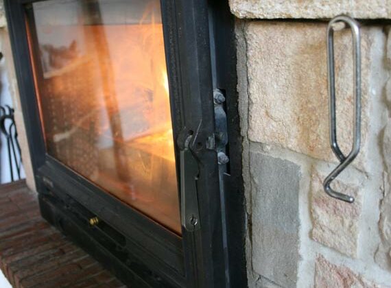 Porte-insert-cheminée-démarrage-feu