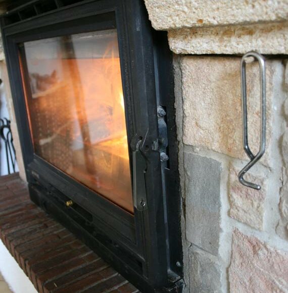 Porte-insert-cheminée-démarrage-feu