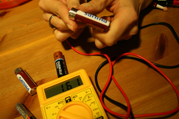 Tester-pile-avec-voltmetre