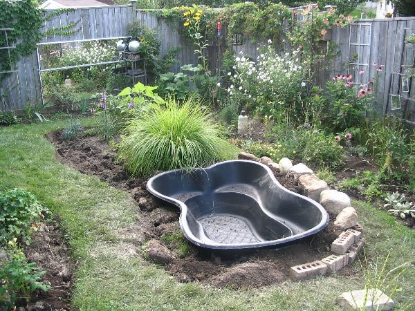 Installer-bassin-dans-jardin