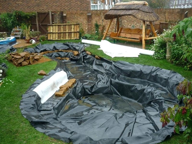 Installer-bassin-liner-dans-jardin