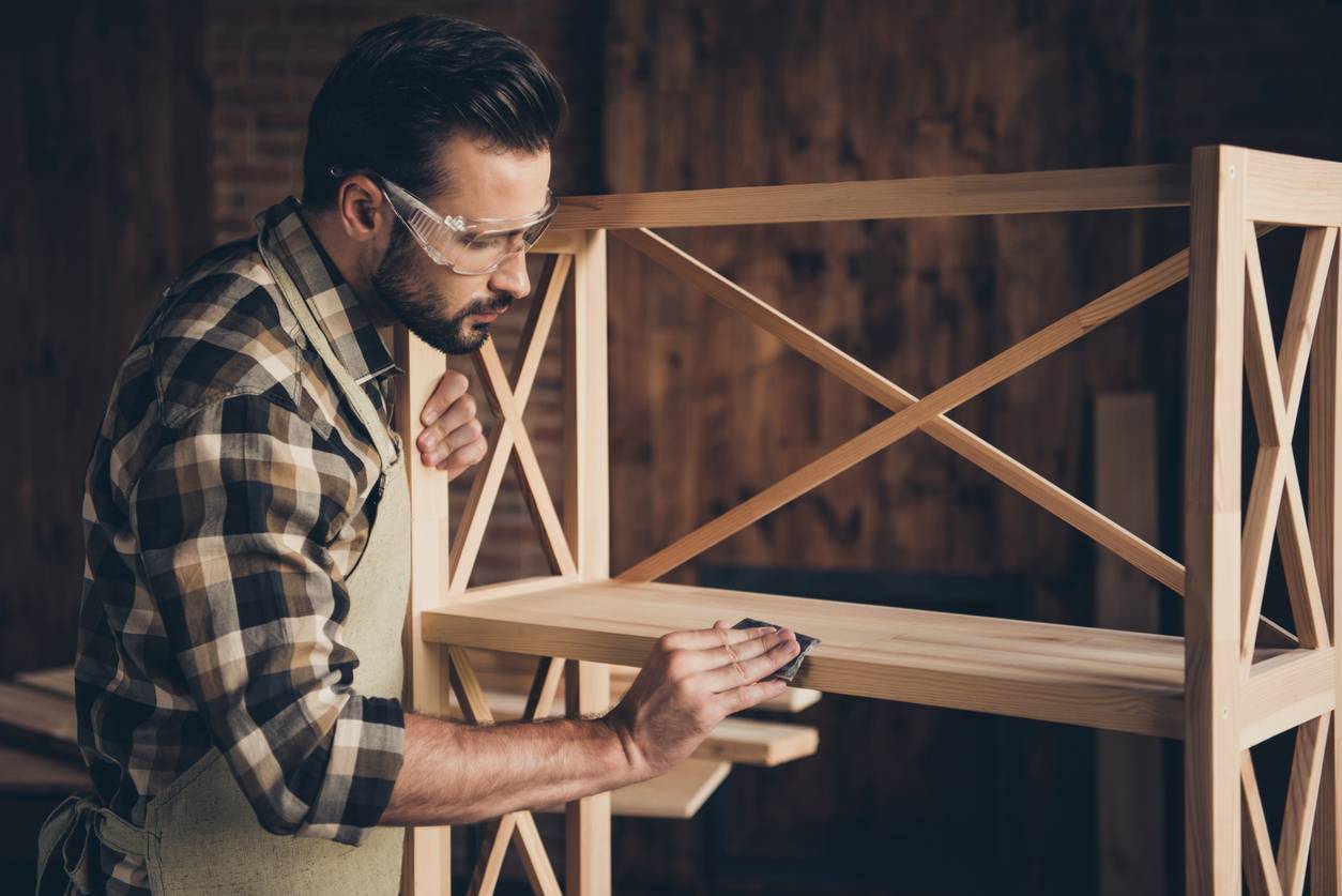 ponçage d'un meuble en bois