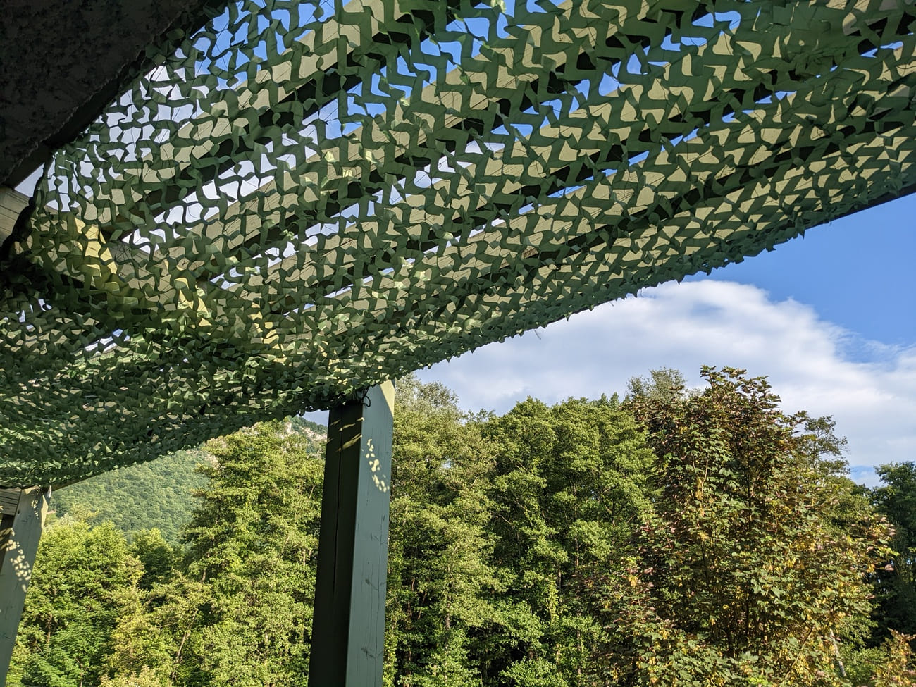 Installation d'un voile filet camouflage treillis militaire