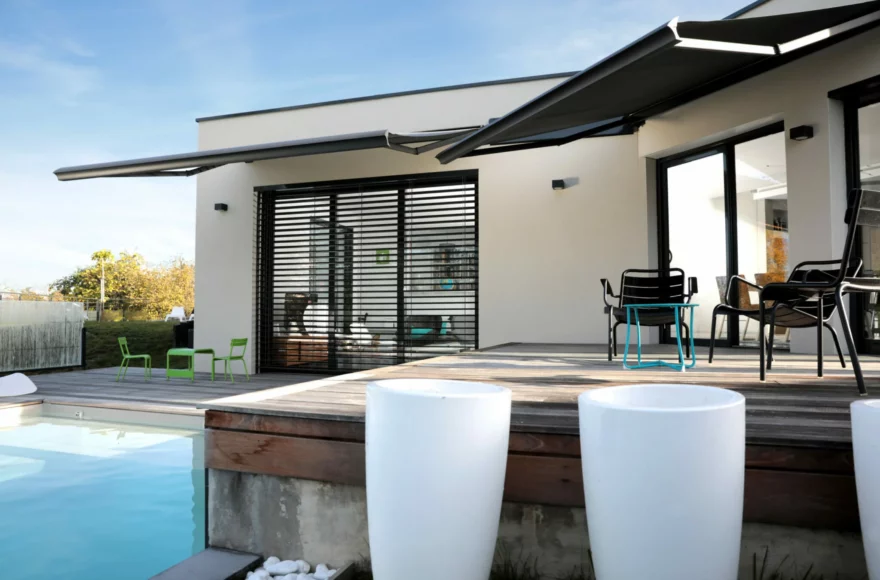 Photo d'une maison avec des stores extérieurs déployés