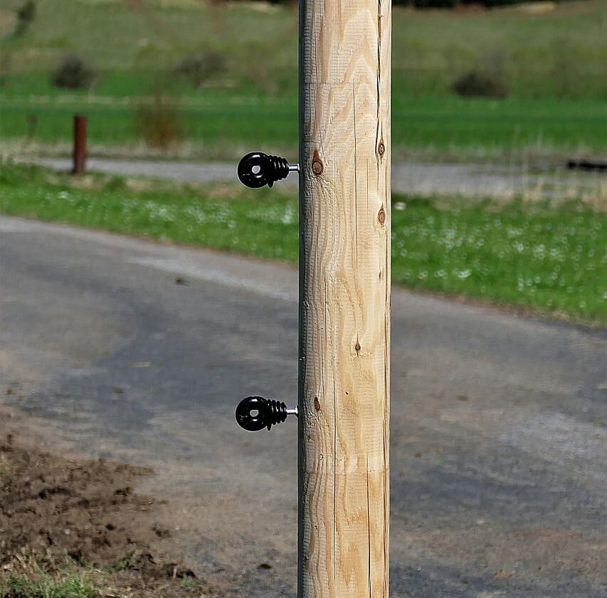 sceller poteau cloture