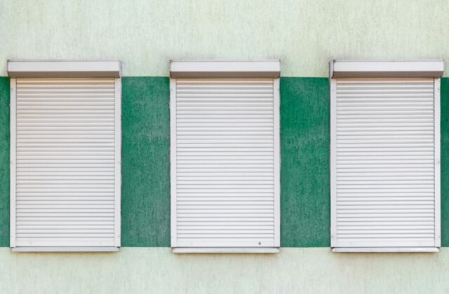 Volets roulants anciens : faut-il réparer ou remplacer ?