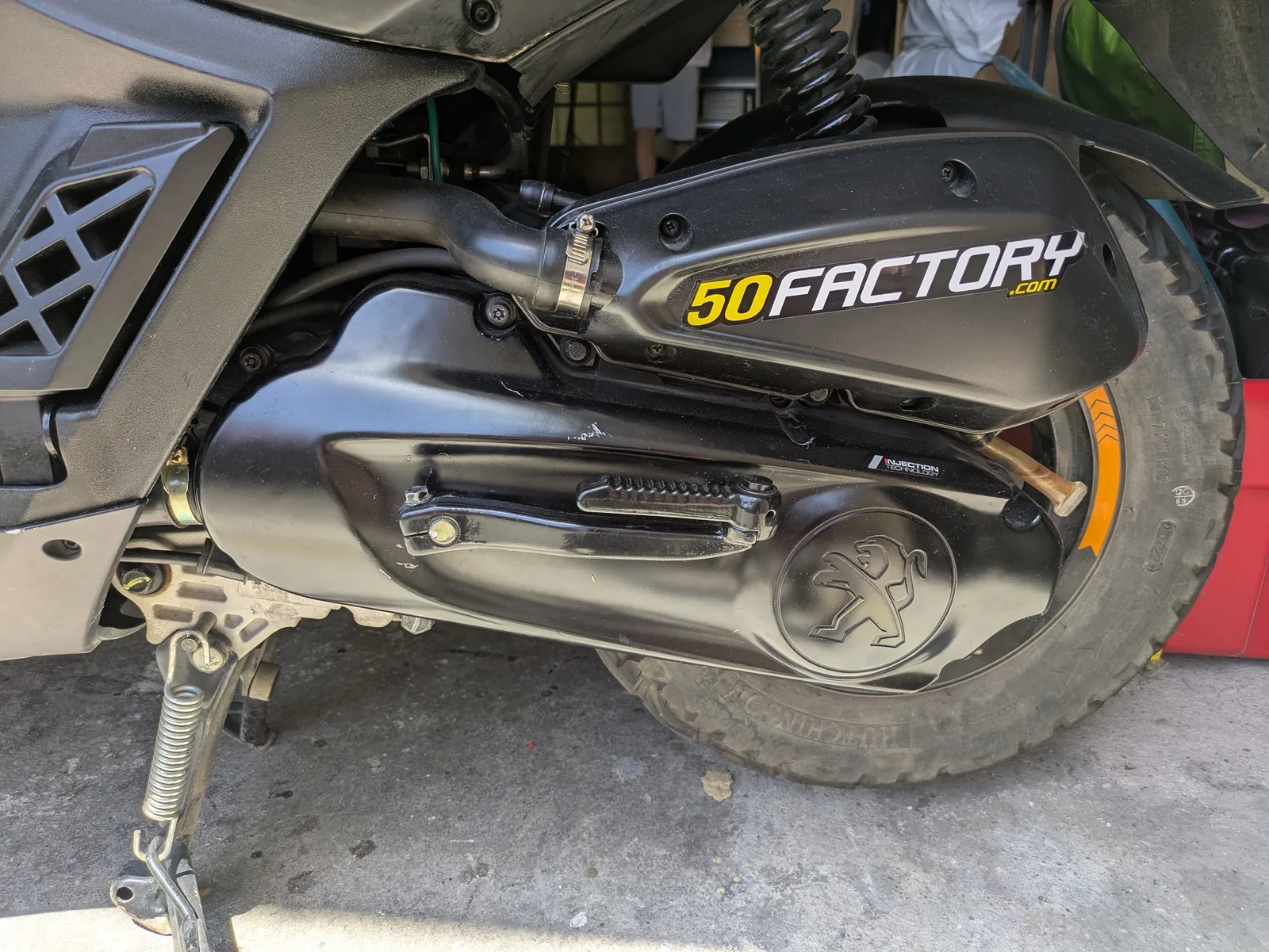 Vue rapprochée de débrider scooter peugeot kisbee