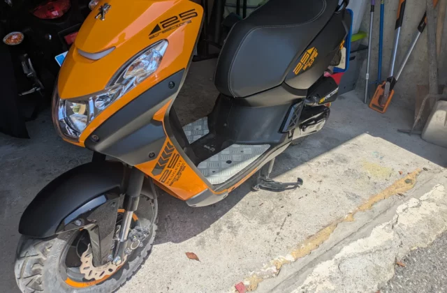 Présentation de débrider scooter peugeot kisbee