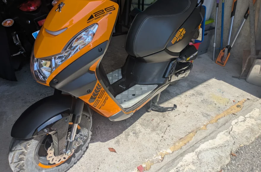 Présentation de débrider scooter peugeot kisbee