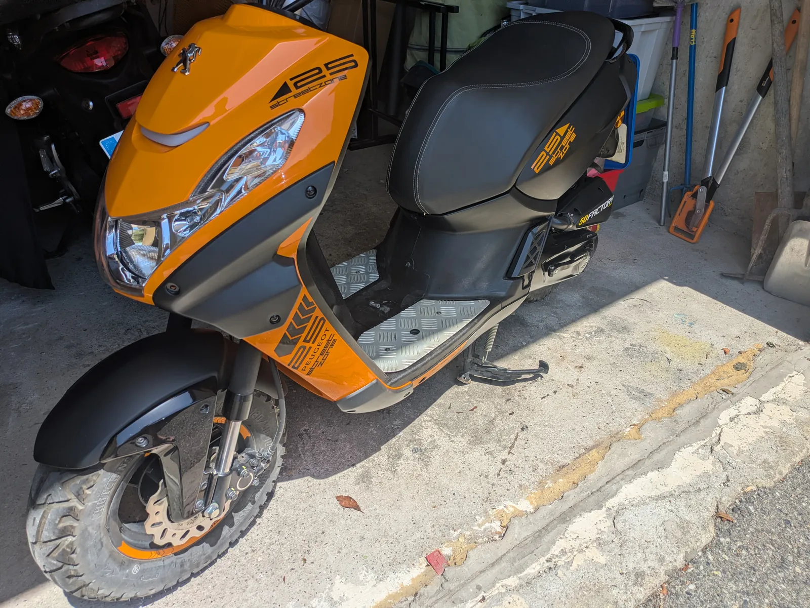 Présentation de débrider scooter peugeot kisbee
