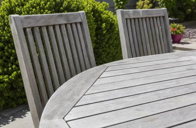 Pourquoi les meubles de jardin blanchissent au soleil