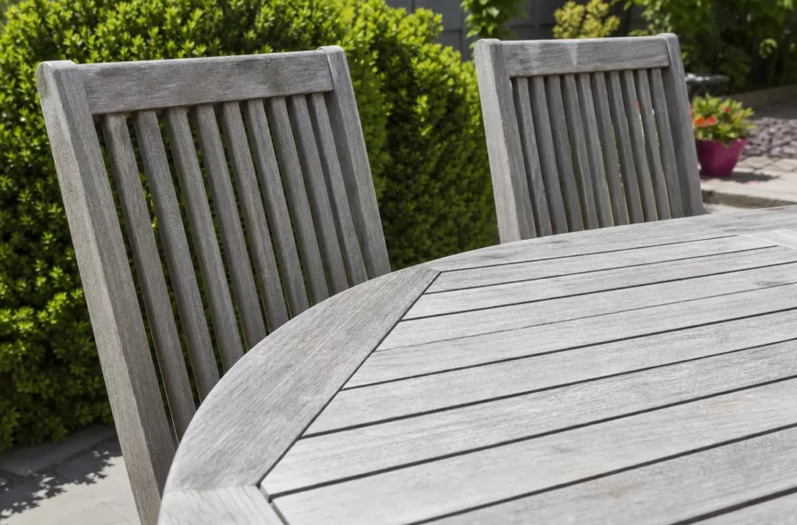 Pourquoi les meubles de jardin blanchissent au soleil