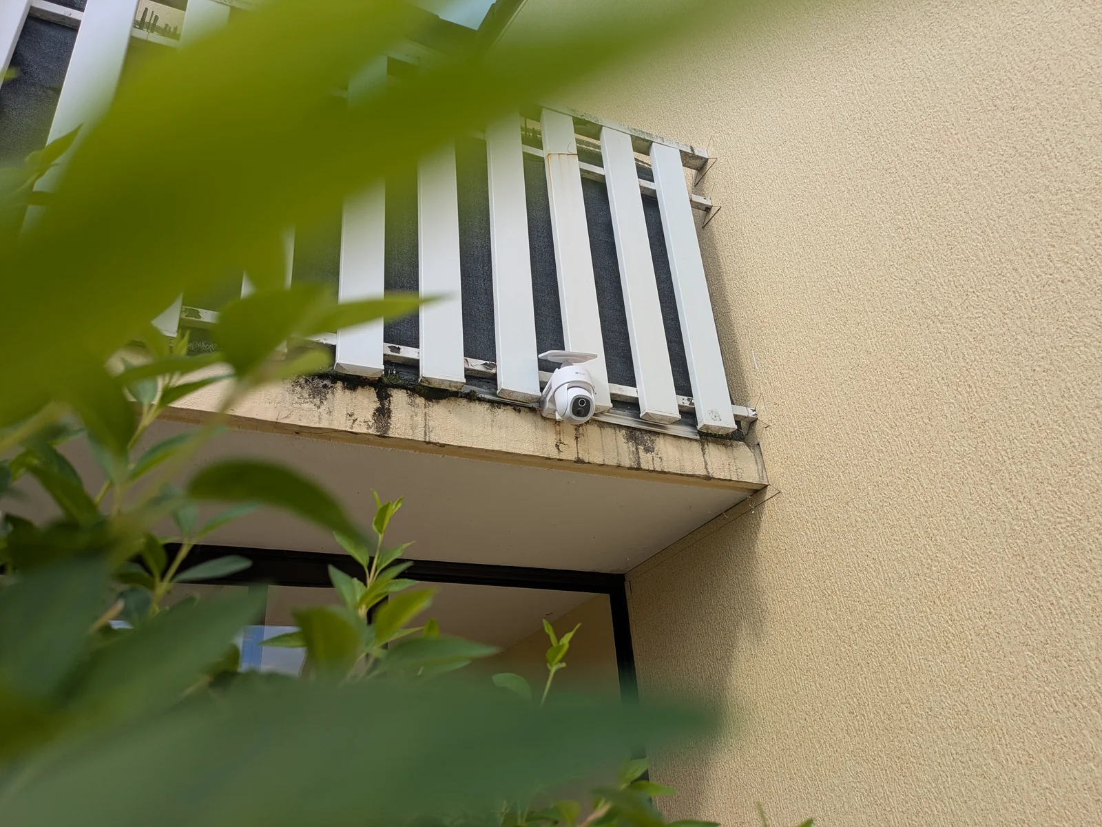 Vue rapprochée de installation caméra extérieure solaire konyks camini air