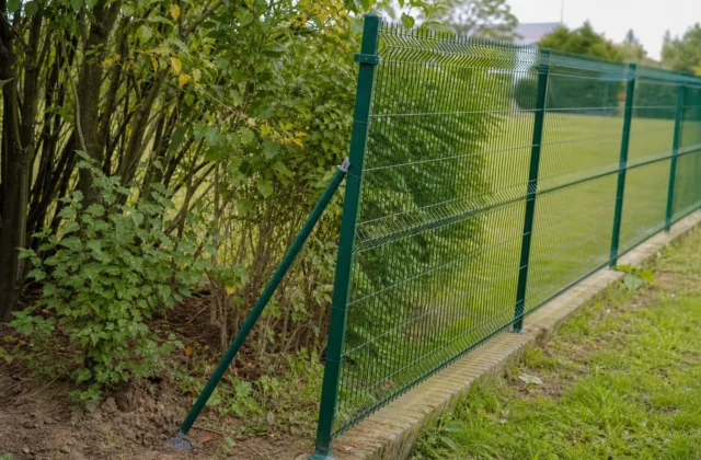 Comment redresser une clôture qui penche légèrement