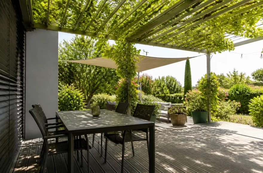 Comment empêcher une terrasse de surchauffer en plein été