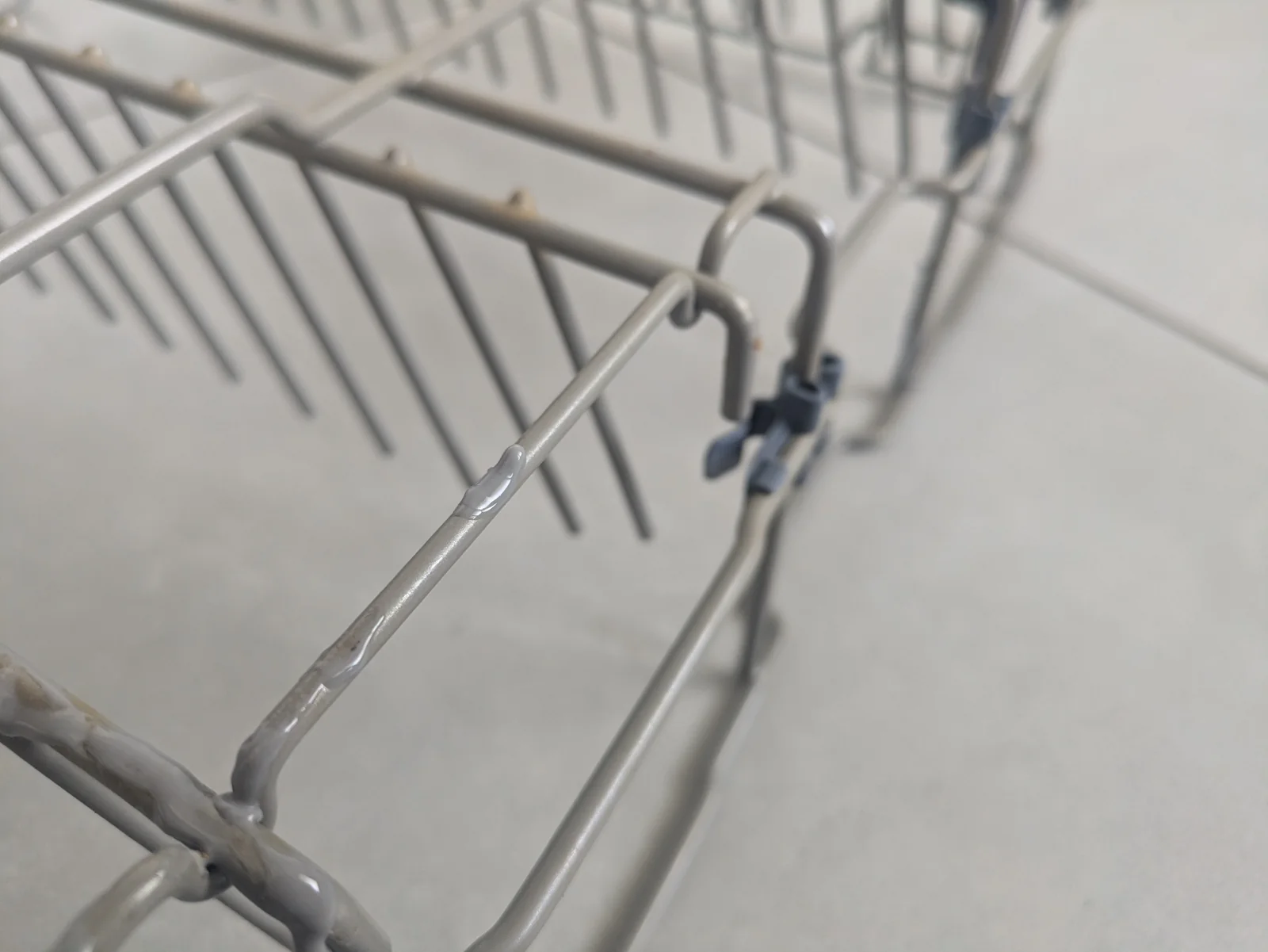À quoi ressemble réparer panier lave vaisselle rouillé